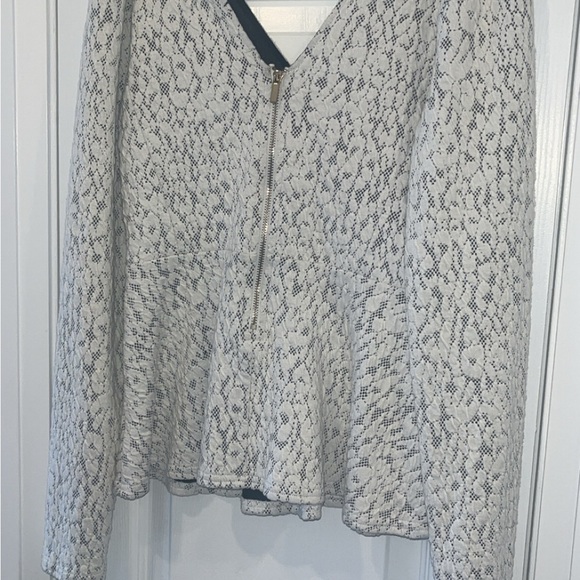 White Women Fashion Top Size S - Picture 7 of 7